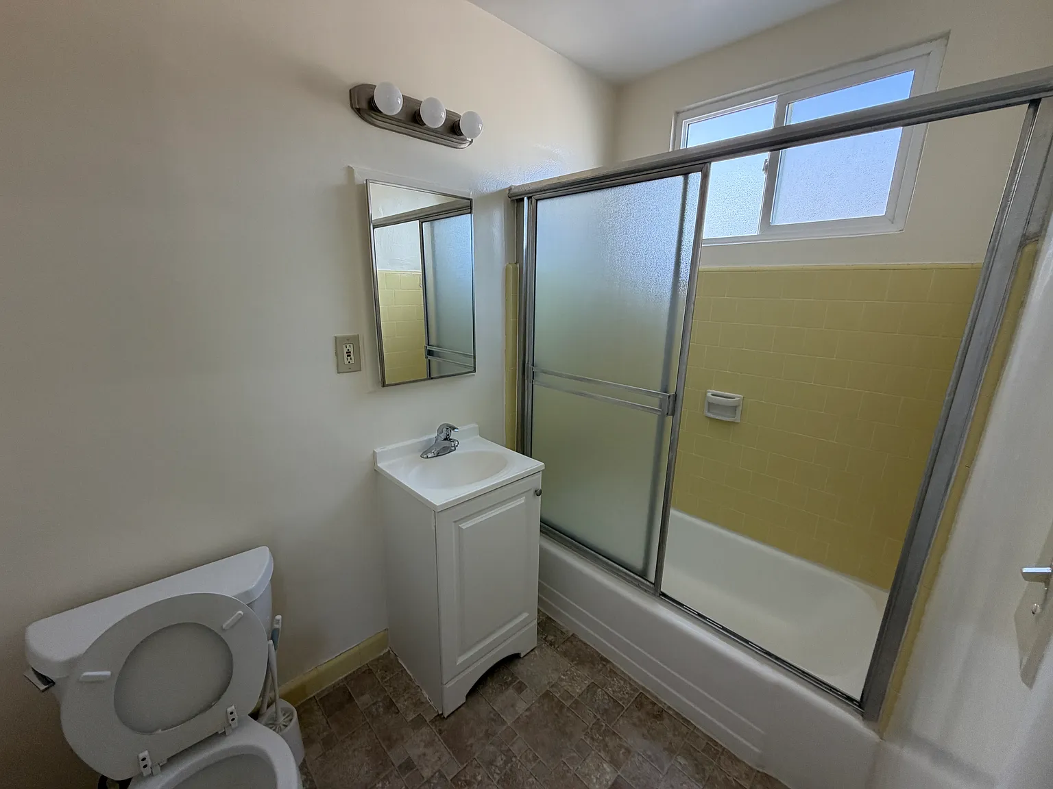 Large Studio Apartment — Photo 2