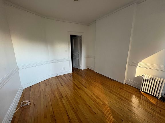 4th image of 414 W 42nd St APT 33