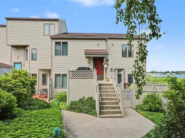 12 Seabreeze Ln, Bristol, RI 02809
