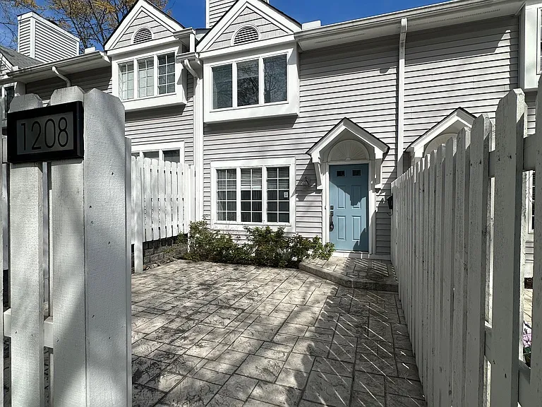 1208 Corbett St — Photo 1