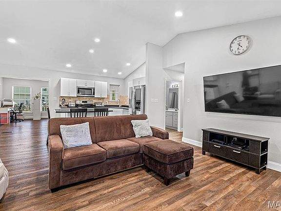 5th image of 30 Elk Dr