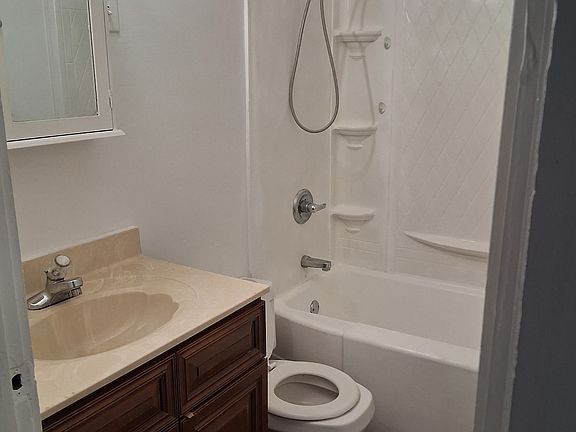 4th image of 107 Woods Ave #107