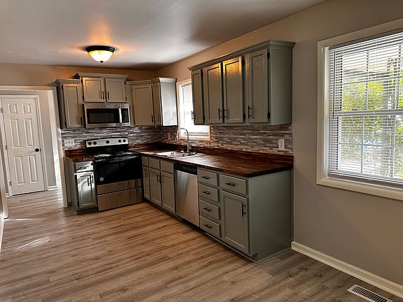 Newly appliances with easy in kitchen
Waiting on the right family to make this house a home