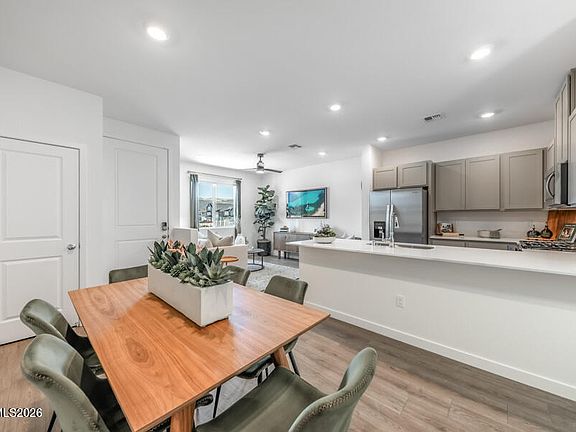 5th image of 827 Villa St