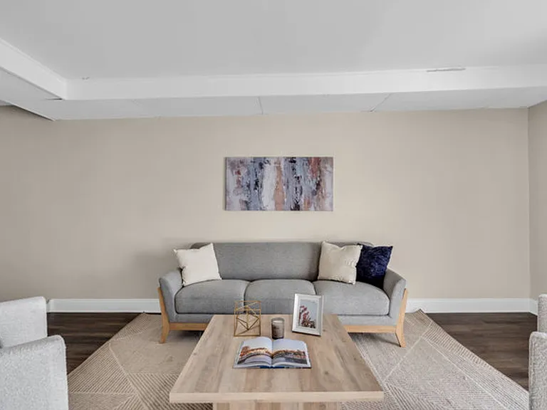 Chateau Apartments — Photo 12