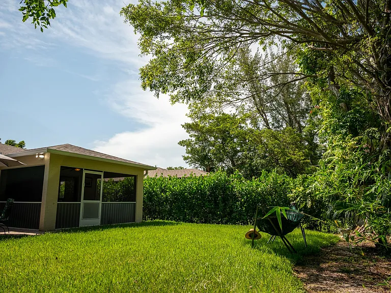 2247 Pineland Ave — Photo 46