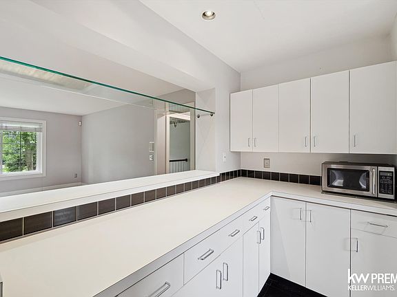3rd image of 42266 Woodward Ave APT D2