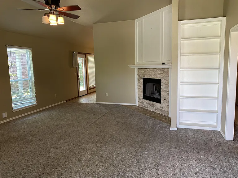 1402 SW 23rd St — Photo 2