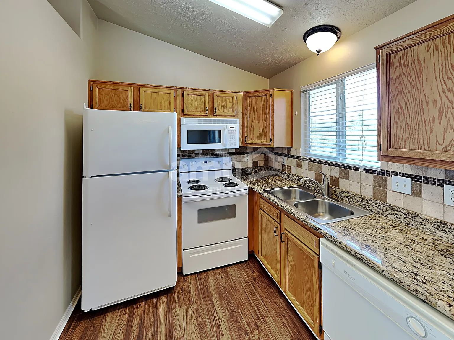 4 bed, 2.0 bath, 1550 sqft, $2,280 — Photo 3
