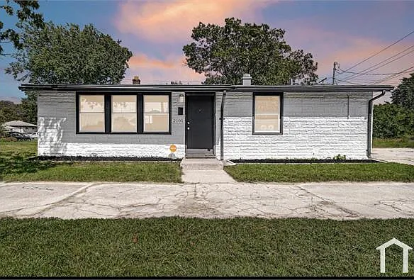 3 bed, $1,825 — Photo 1