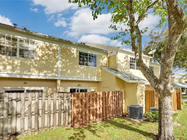 2881 S Cambridge Ln, Fort Lauderdale, FL 33330