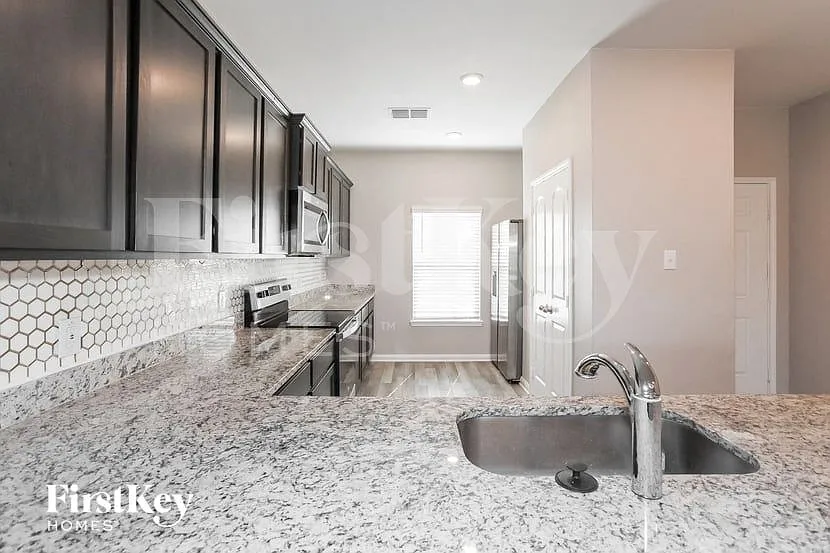 5 bed, 2.5 bath, 2701 sqft, $2,440 — Photo 4