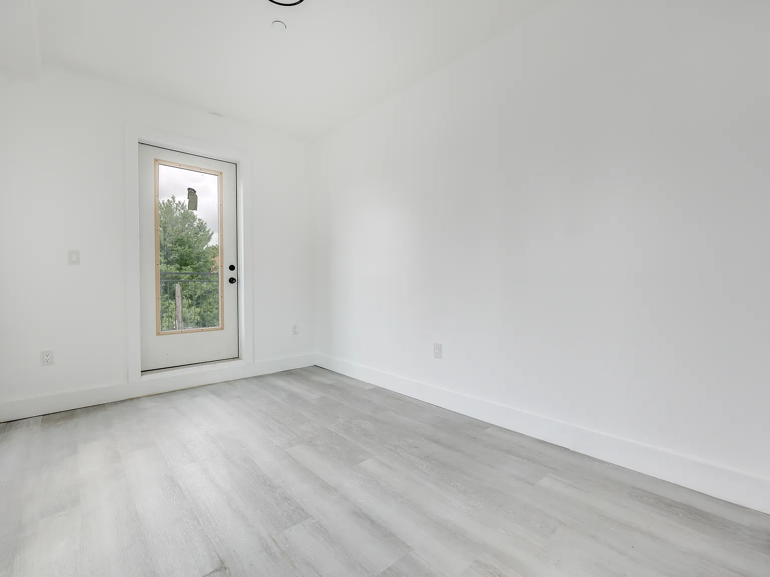 431 Warwick Street — Photo 3