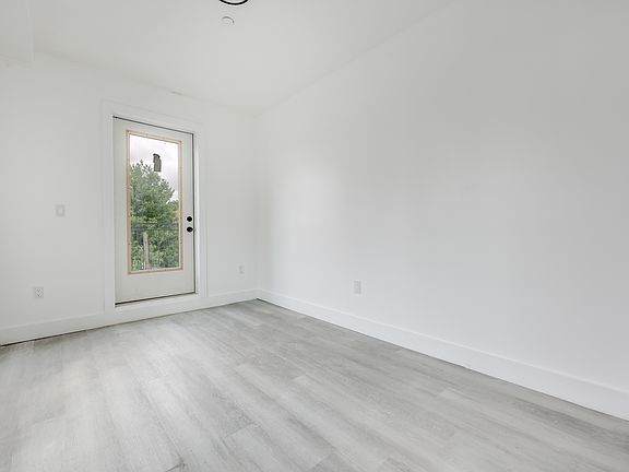3rd image of 431 Warwick St #3L