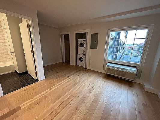 5th image of 555 Waverly Ave APT 6M