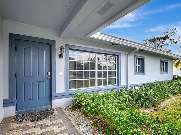 4th image of 7512 Edgewater Circle