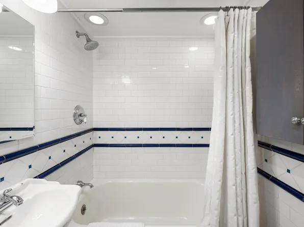 2166 Broadway image 8 of 11