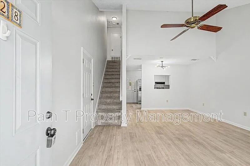 2 bed, 1.5 bath, 1052 sqft, $1,650 — Photo 4