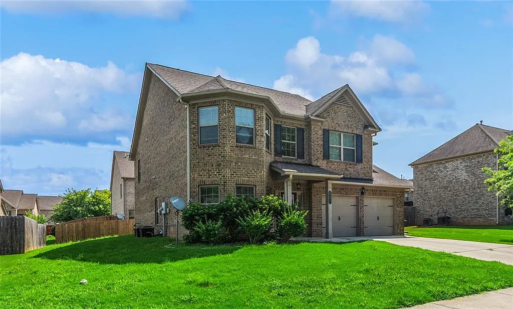 5 bed, 3.0 bath, 3289 sqft, $2,495 — Photo 3