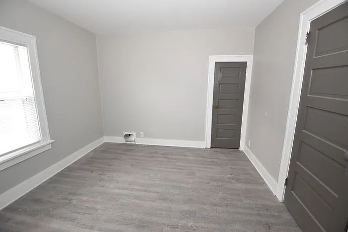 118 W 8th St — Photo 10