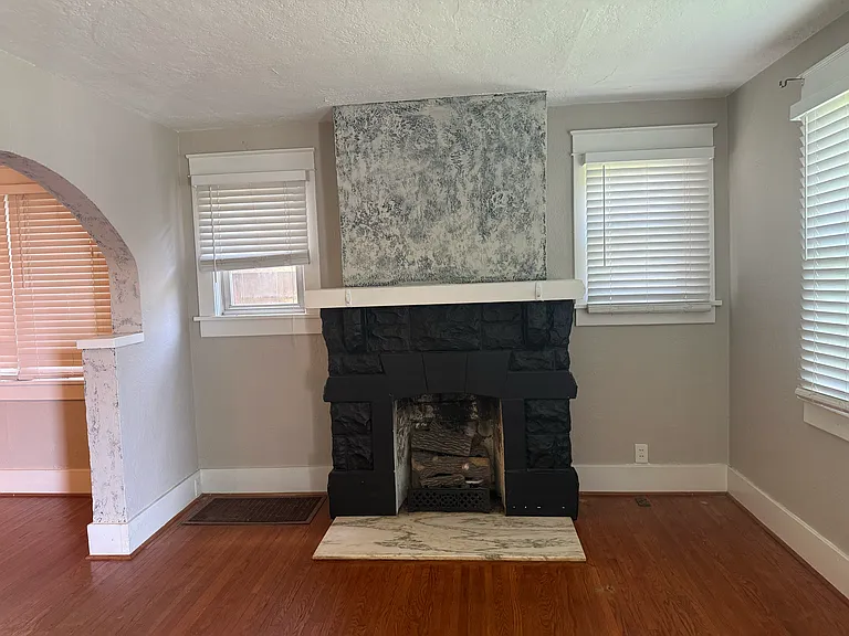 1004 Gillock St — Photo 59