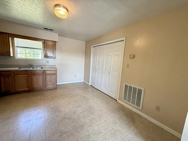 770 Deerfield Ln — Photo 9