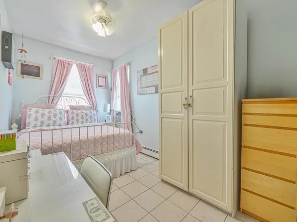 1426 Saint Lawrence Avenue image 3 of 17