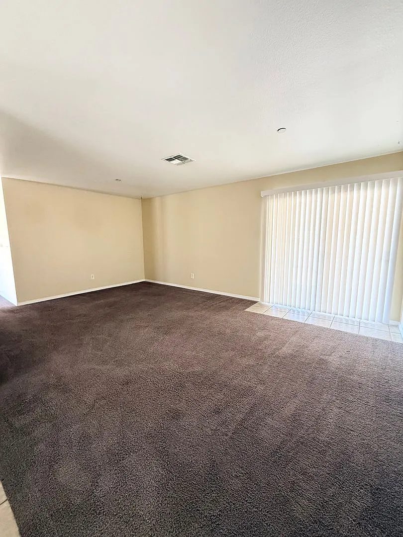 Move in special! 3 bedroom corner home close to Boy and Girls Club! — Photo 4