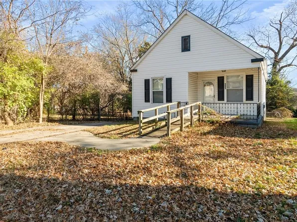 131 S Willow Ave, Sugar Creek, MO 64053