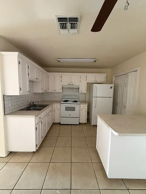 2218 S Tourist Drive - E — Photo 3