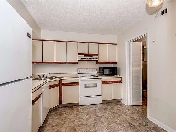 5th image of 6 Queens Ct Unit 6