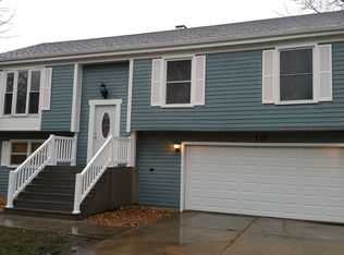 10 Woodmar Ct, Streamwood, IL 60107