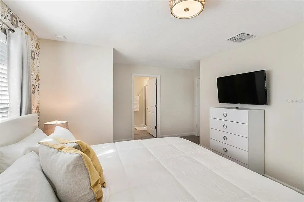 5 bed, 4.0 bath, 2072 sqft, $3,000 — Photo 4