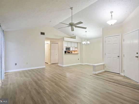 4th image of 201 Oak Leaf Cir APT L