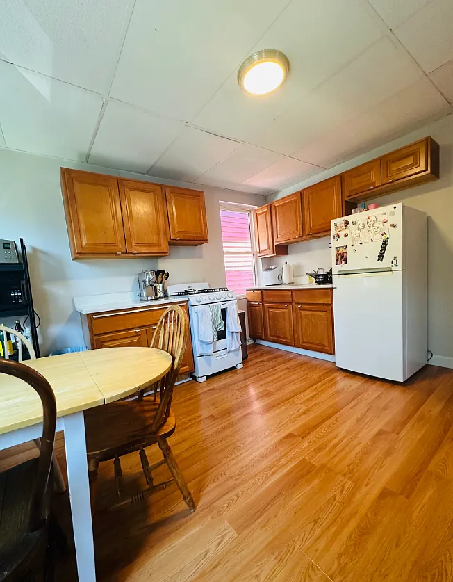 3 bed, 1.5 bath, 999 sqft, $4,200 — Photo 2