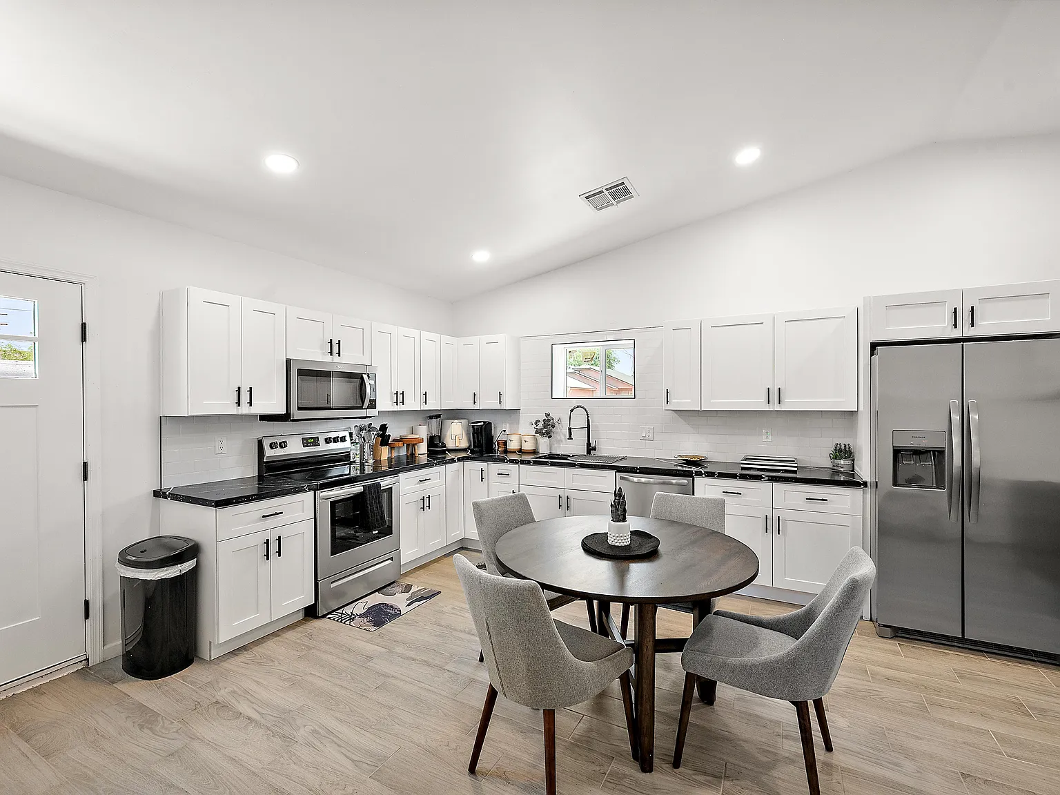 2 bed, 1056 sqft, $2,200 — Photo 4