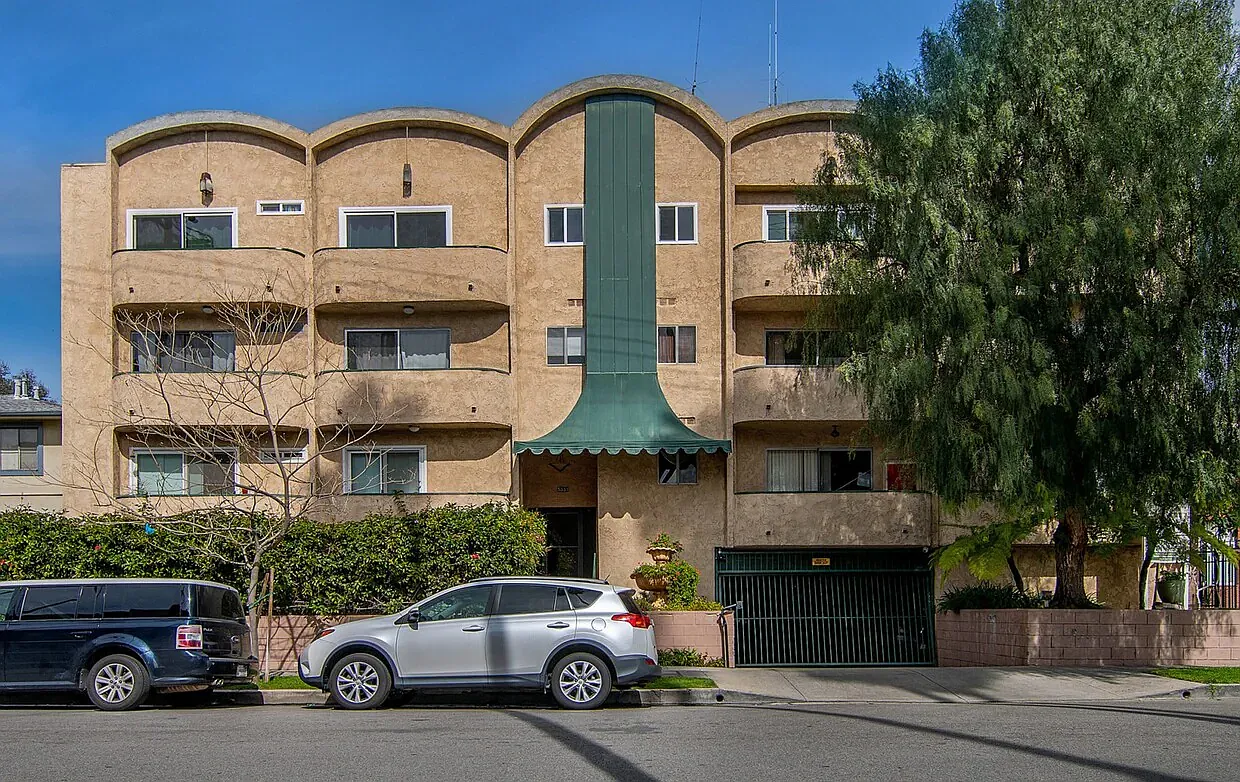 5333 Russell — Photo 1