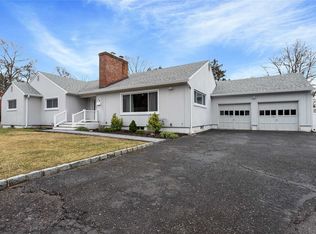 14 Woodland St, Blue Point, NY 11715