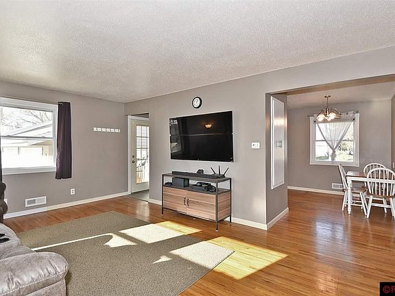 5th image of 608 W Grove St