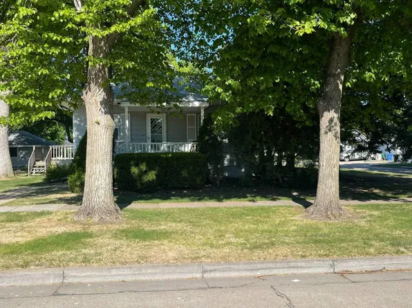 823 Grant St, Holdrege, NE 68949