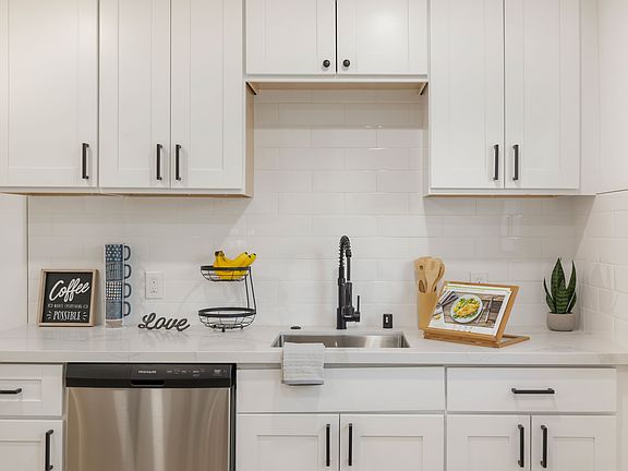 4th image of 81 Oaklawn Ave #81D