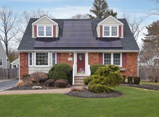 618 6th Ave W, East Northport, NY 11731