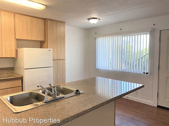 3rd image of 612 Iris Dr