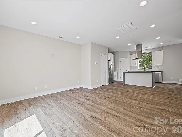840 E 18th St #B — Photo 8
