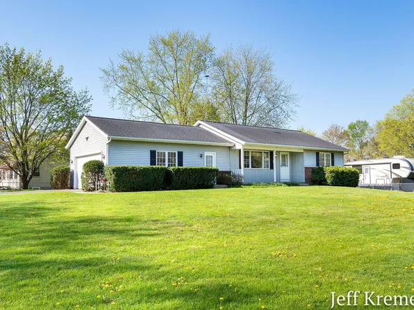 6455 Fairway Dr, Jenison, MI 49428