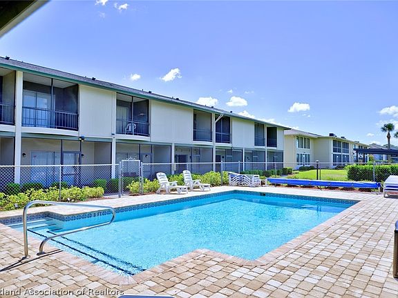 5th image of 3633 Edgewater Dr
