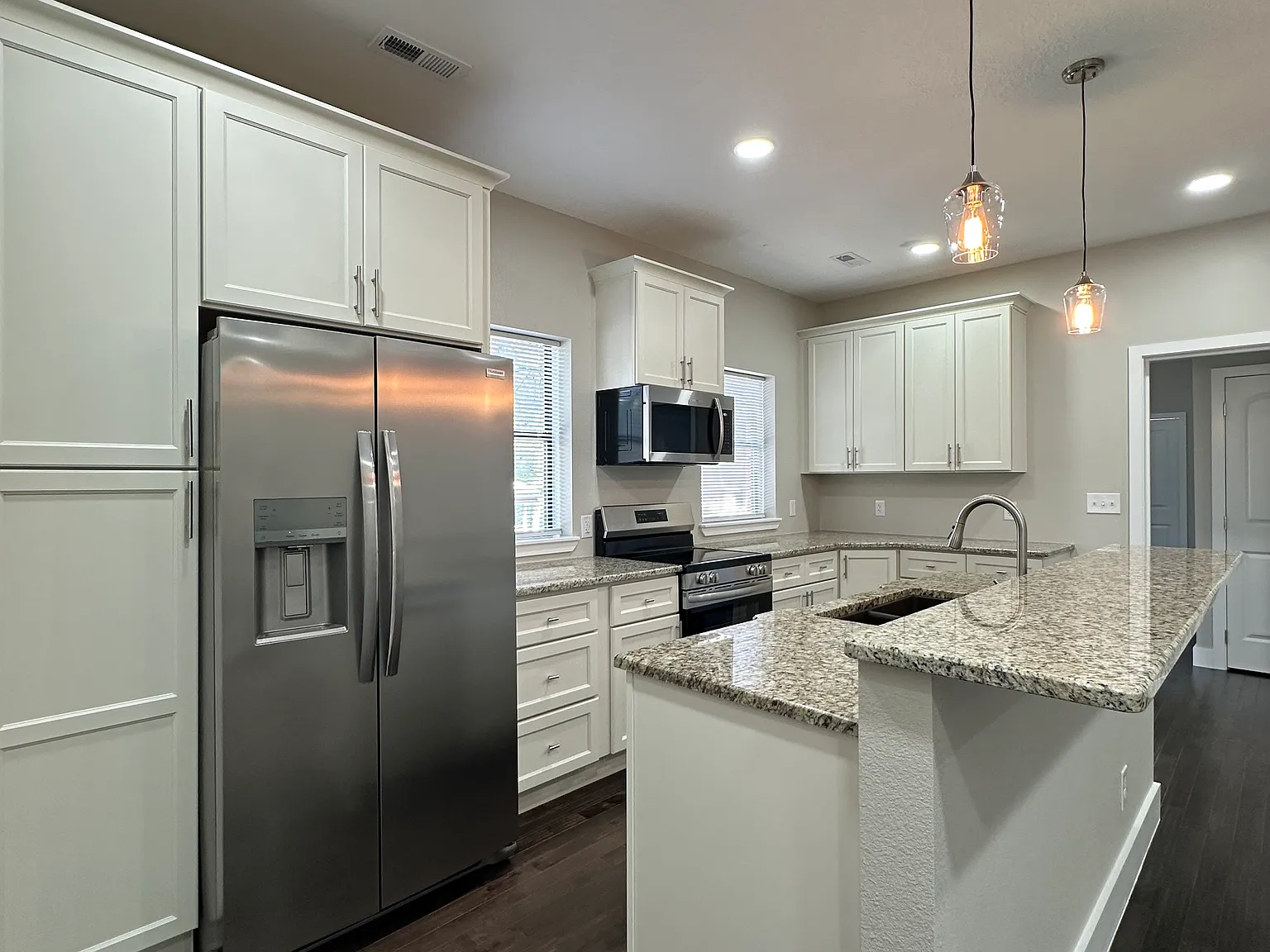 2 bed, 900 sqft, $1,800 — Photo 1