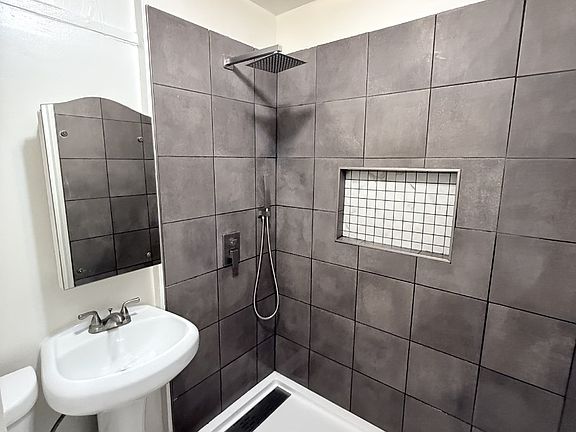 3rd image of 6685 De Longpre Ave