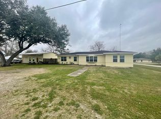 354 8th St S, Blessing, TX 77419