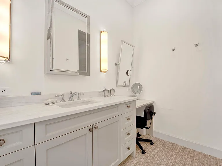 103 E Chestnut St #103 — Photo 2